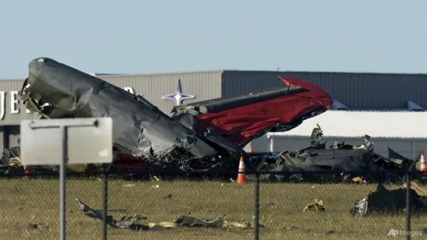 Các mãnh vỡ từ hai chiếc máy bay vương vãi trên mặt đất sau vụ việc
