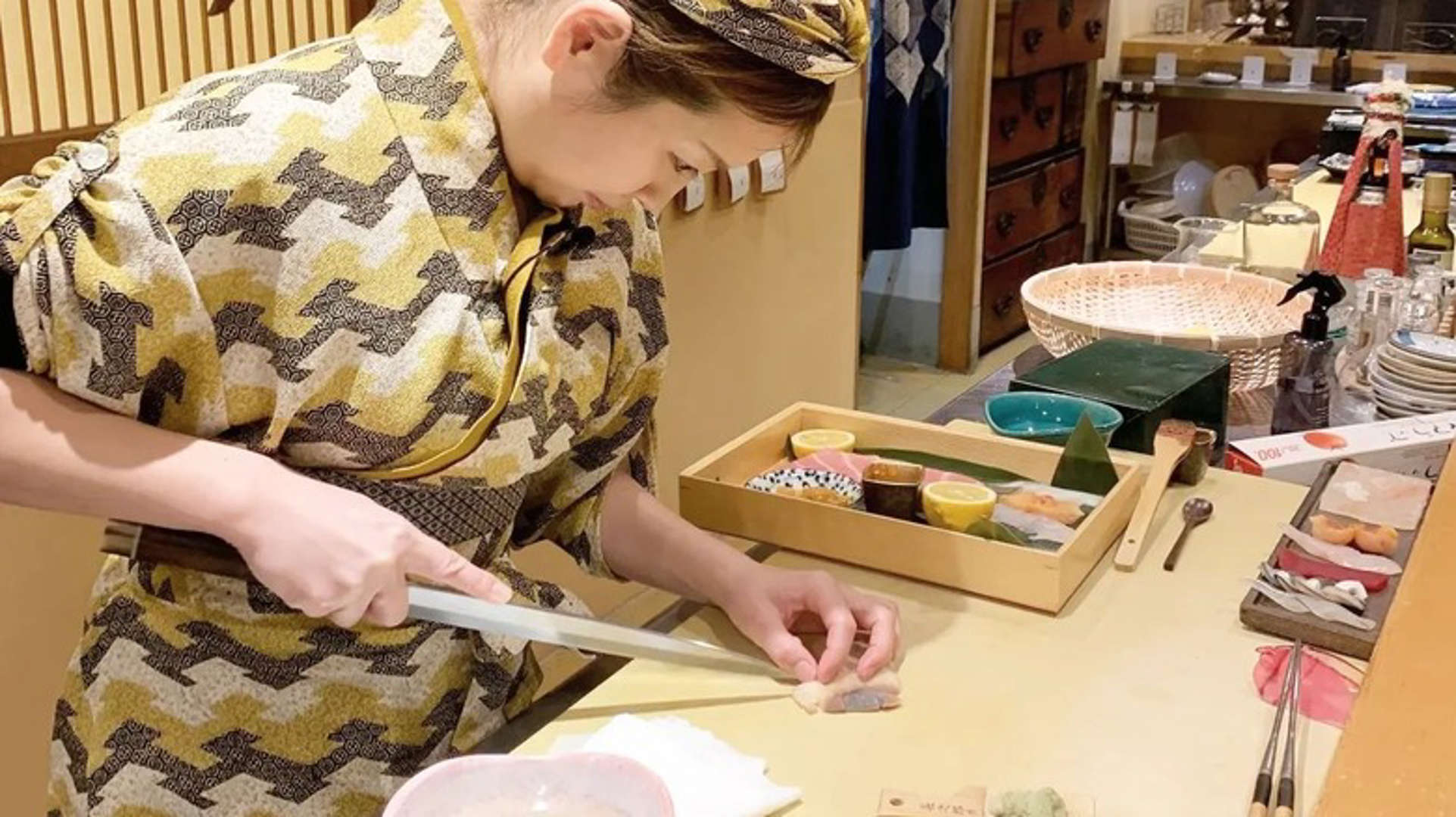Cô Yuki Chizui đang chuẩn bị món sushi cho khách - Ảnh: Nadeshico Sushi