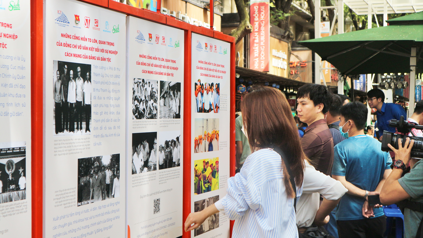 Triển lãm các ấn phẩm, tư liệu, hình ảnh về cuộc đời và sự nghiệp cách mạng của cố Thủ tướng Võ Văn Kiệt diễn ra tại Đường sách TPHCM từ ngày 13 - 24/11 - ẢNH: S.G