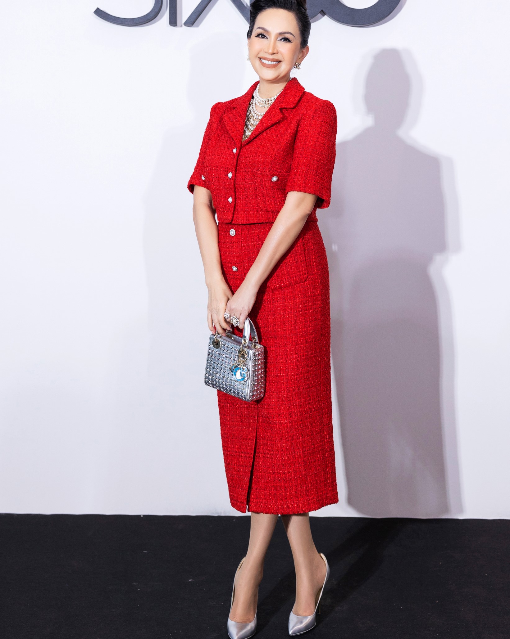 Bên cạnh Ngô Thanh Vân và Tăng Thanh Hà, nhiều sao nổi tiếng cũng đến tham dự show thời trang của NTK Đỗ Mạnh Cường. Nữ diễn viên Diễm My sang trọng trong bộ cánh vải tweed đỏ, phối cùng trang sức Chanel, túi xách Dior và giày WSL.