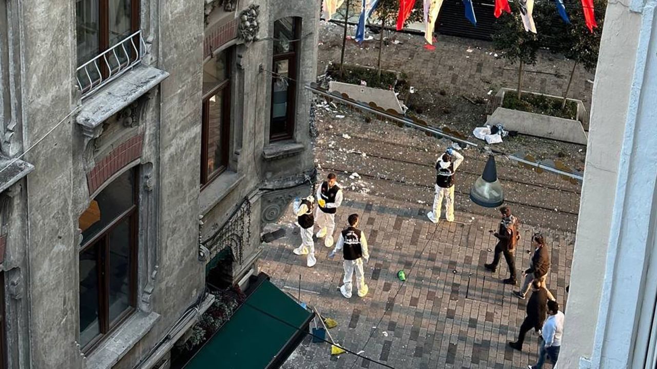 Lực lượng chức năng kiểm tra khu vực xảy ra vụ nổ tại con phố đông đúc gần trung tâm thủ đô Istanbul