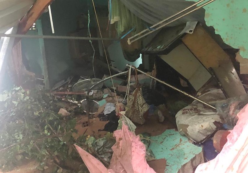 Sạt lở đất, làm ngôi nhà của bà Đào Thị Tuyết bị sập vách tường nhà phía sau