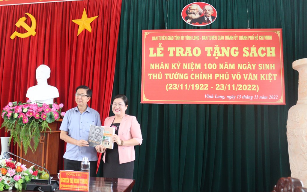 Ông Phạm Đức Hải - Phó Trưởng Ban Tuyên giáo Thành ủy TPHCM trao tặng sách cho tỉnh Vĩnh Long