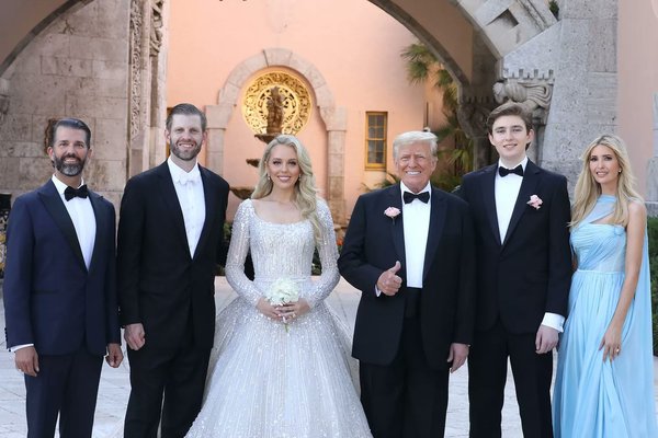 Mới đây, con gái thứ hai của Donald Trump là Tiffany Trump đã tổ chức hôn lễ cùng bạn trai kém tuổi. Đám cưới của cặp đôi được diễn ra tại khu nghỉ dưỡng của gia đình cựu Tổng thống tại Florida. Là một sự kiện quan trọng của gia đình, các thành viên trong nhà ông Trump đều có mặt. Nhân vật thu hút sự chú ý của truyền thông là ''cậu út'' Barron Trump khi sở hữu chiều cao nổi trội hơn 2m và gương mặt điển trai, trưởng thanh.