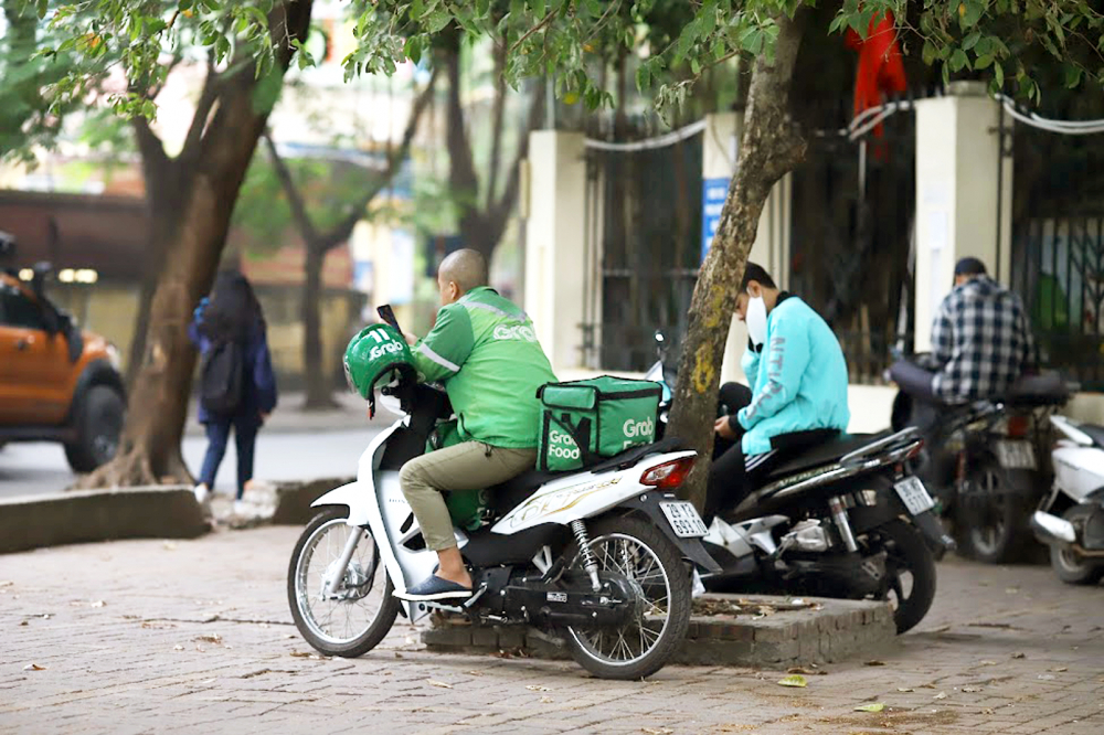 Nhiều shipper ở khu quận Thanh Xuân, TP Hà Nội than ế ẩm, thu nhập sụt giảm - ẢNH: BẢO KHANG