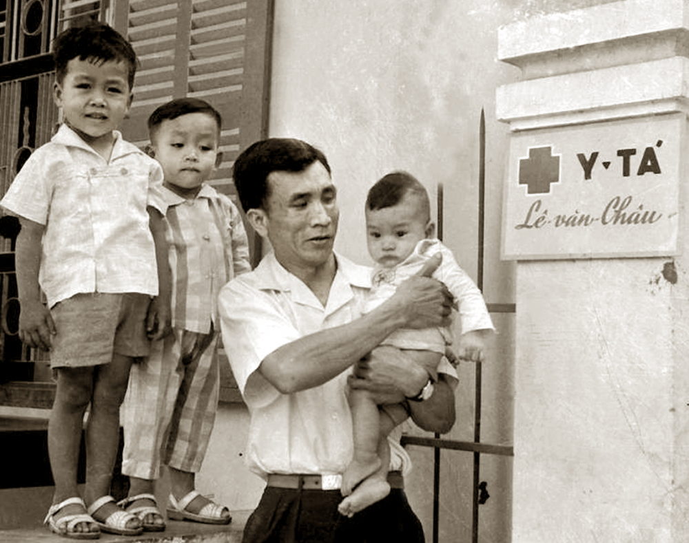 Ba của tác giả và các con. Nhà thơ Lê Minh Quốc là đứa trẻ cao nhất - ẢNH: TÁC GIẢ CUNG CẤP