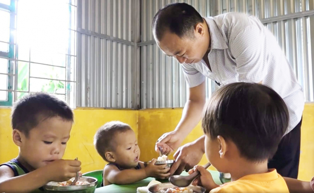 11 năm qua, một tay thầy Bàn Văn Đức chăm lo từng bữa cơm, rèn nếp sinh hoạt cho nhiều trẻ em bản Chuyên Gia 3 - ẢNH: V.Đ.