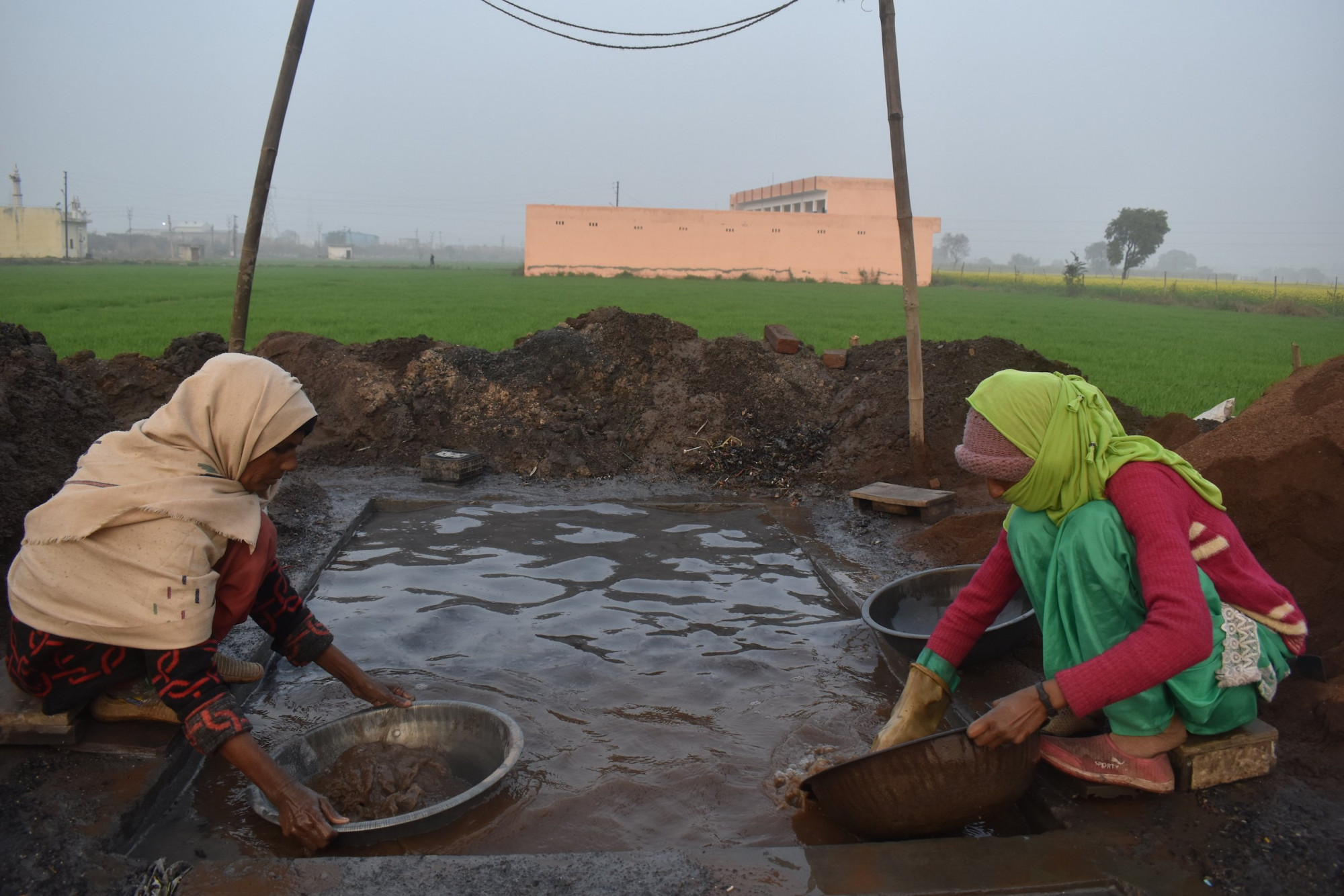 Nhóm phụ nữ làm công việc lọc chì ở khu tái chế hoạt động trái phép tại Murad Nagar. (Ảnh: TheThirdPole)