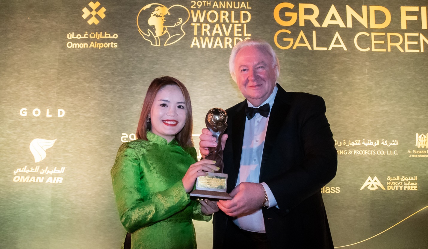 Bà Thân Thị Thu Huyền - CEO Đảo Ký ức Hội An lên nhận giải thưởng “Hoian Memories Land - World Leading entertaiment destination 2022” - Ảnh: Đảo Ký Ức Hội An