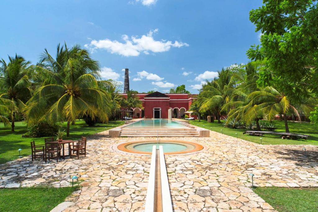 Được bao quanh bởi tàn tích của Uxmal và nằm trong bán đảo Yucatan, Hacienda Temozon, một Khách sạn Luxury Collection đẹp như tranh vẽ. Nơi đây từng là một trang trại và điền trang của người Sisal và giờ đây chào đón du khách với bầu không khí dân cư, thoải mái. 