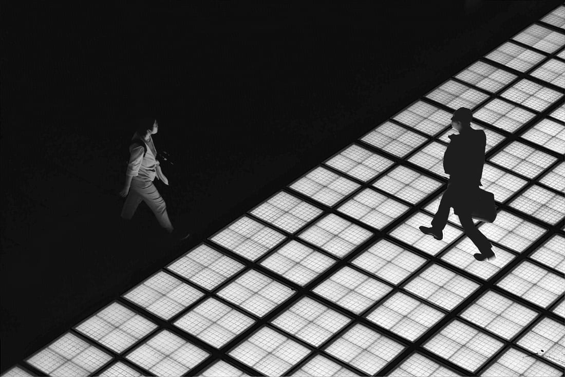 Bộ ảnh Sàn nhà bằng kính của nhiếp ảnh gia người Canada Tom Ponessa được chụp tại thủ đô Tokyo của Nhật Bản