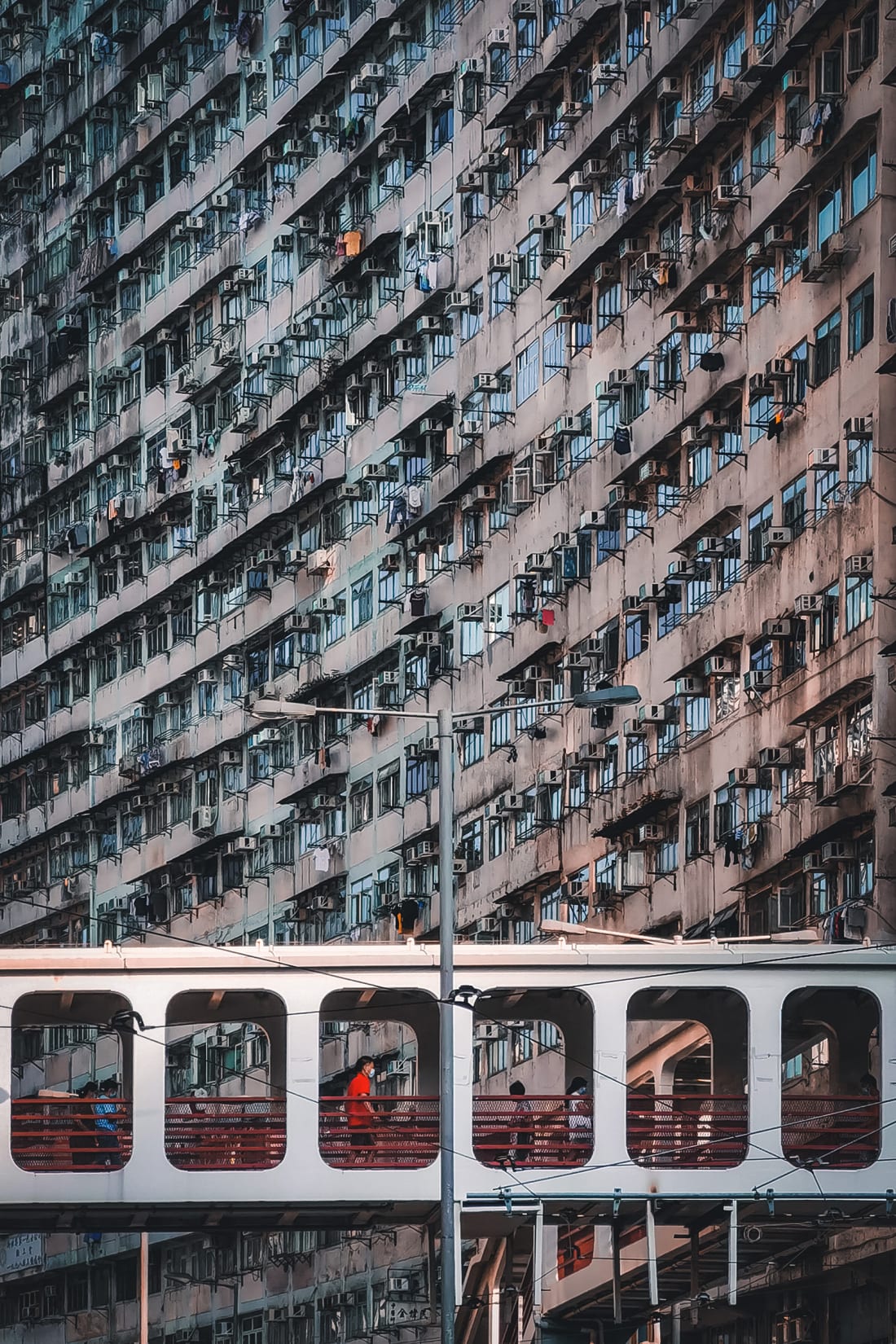 Hình ảnh của William Shum về khu vực Vịnh Quarry dân cư đông đúc của Hồng Kông cũng lọt vào danh sách rút gọn trong danh mục di động, năm nay có chủ đề xoay quanh những cây cầu
