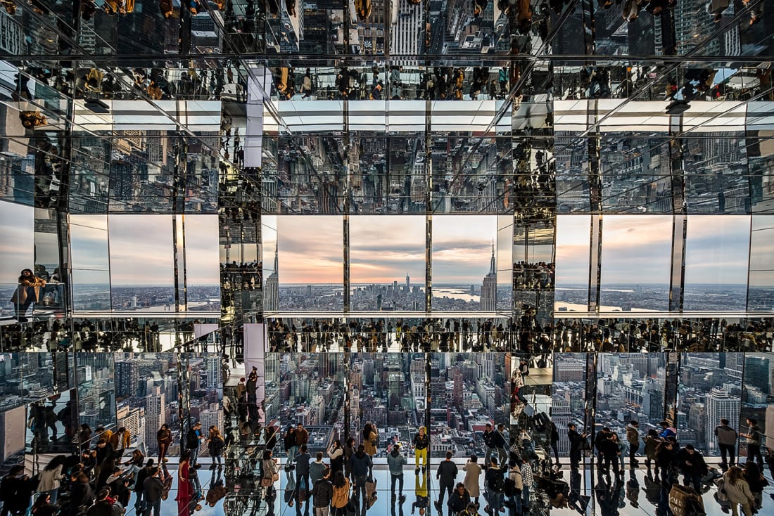 13/14 - Hình ảnh Xi Chen  Mirror Dimension, được chụp tại thành phố New York trong buổi sắp đặt Air, do nghệ sĩ Kenzo Digital tạo ra cho SUMMIT One Vanderbilt, đã lọt vào danh sách các tòa nhà đang được sử dụng. Xi Chen