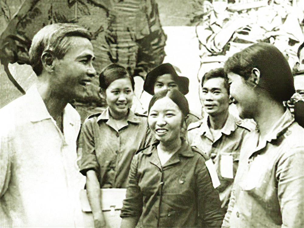 Bí thư Thành ủy TPHCM Võ Văn Kiệt cùng nam, nữ thanh niên xung phong năm 1977 - Ảnh tư liệu