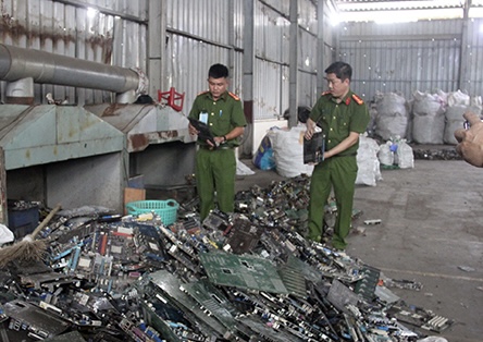 Lực lượng chức năng kiểm tra phát hiện hàng chục tấn chất thải nguy hại được chủ cơ sở tập kết, tái chế