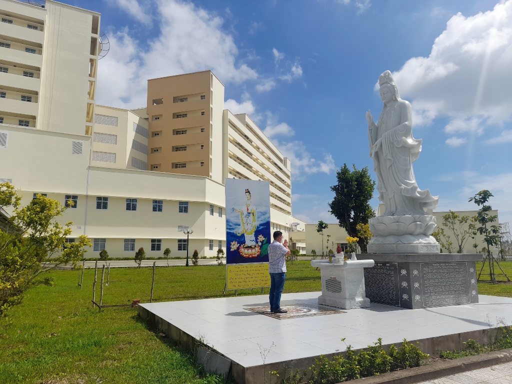 Tượng phật cao hàng mét được đặt bên trong khuôn viên Bệnh viện đa khoa tỉnh Trà Vinh. Ảnh: QUỐC AN.