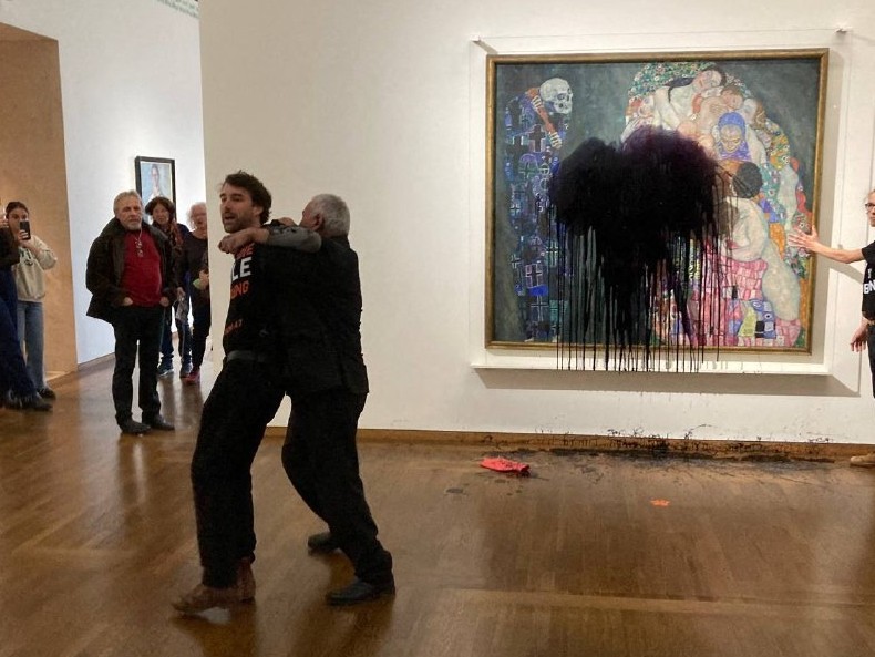 Hiện trường vụ tấn kích bức tranh nổi tiếng  “Death and Life” của danh họa người Áo Gustav Klimt, tại bảo tàng Leopold ở Vienna (thủ đô nước Áo). 