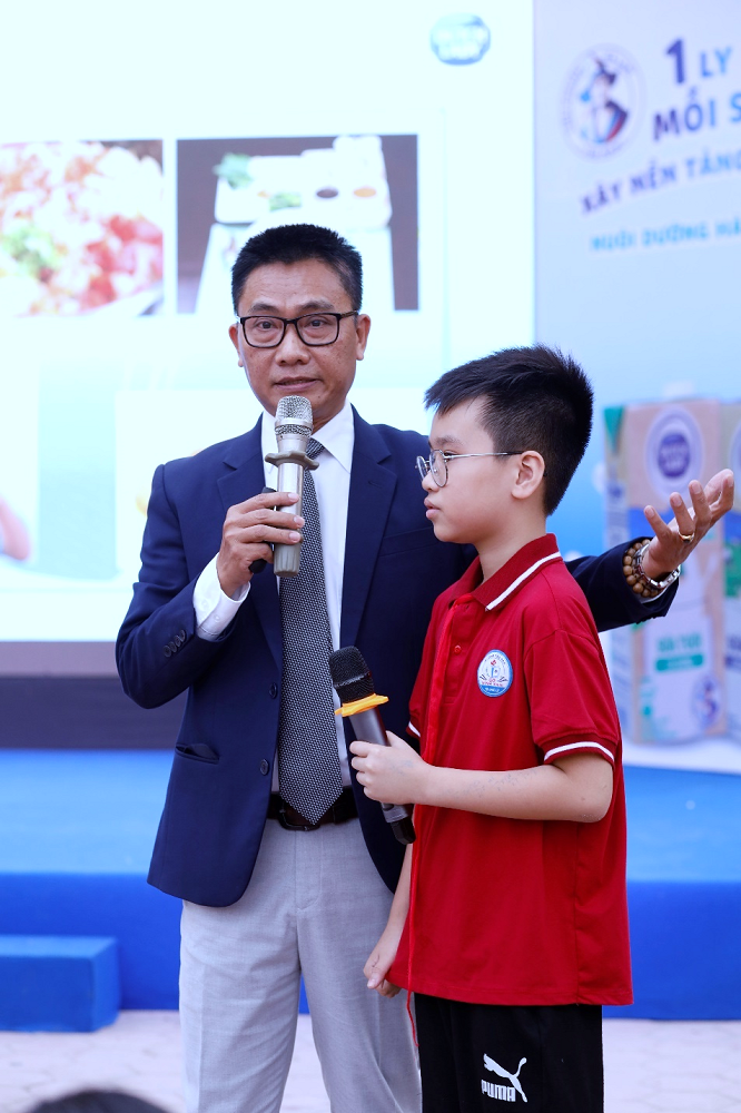 Bác sĩ Nguyễn Văn Cường - chuyên gia dinh dưỡng của Cô Gái Hà Lan - giải đáp các thắc mắc của các em học sinh tiểu học về việc ăn uống như thế nào để đủ dinh dưỡng mỗi ngày - Ảnh: CGHL