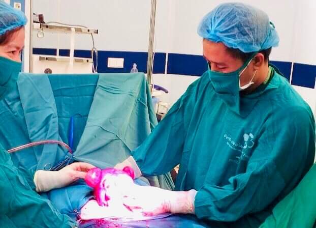 Các bác sĩ vừa mổ bắt con, vừa phẫu thuật u xơ trong tử cung của bệnh nhân