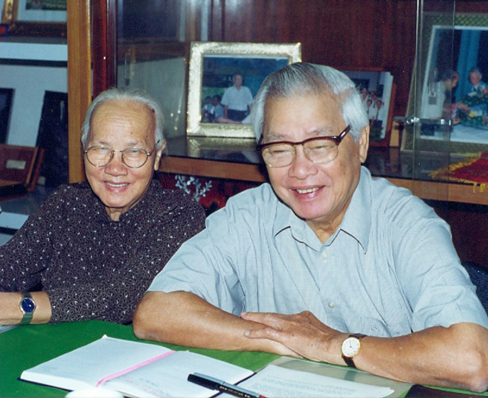 Bà Ngô Thị Huệ cùng cố Thủ tướng Võ Văn Kiệt trong cuộc họp kỷ niệm 60 năm ngày Khởi nghĩa Nam kỳ (năm 2000)