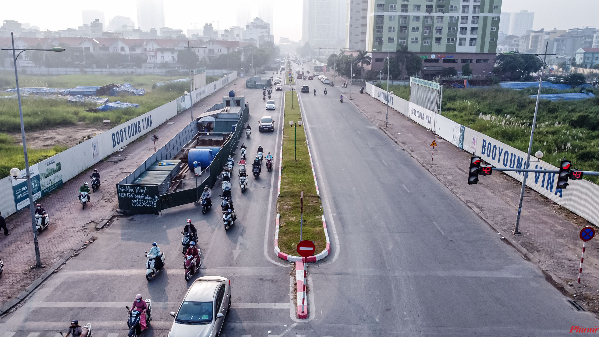 Theo ghi nhận của PV, tuyến đường Vũ Trọng Khánh, đoạn từ nút giao Mộ Lao - Vũ Trọng Khánh đến đầu cầu Mộ Lao, chỉ dài 300m nhưng đang có 9 chiếc “lô cốt”  đang án ngữ đường đi của người dân.