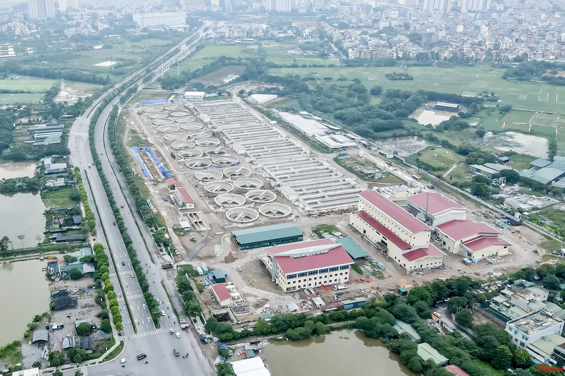 Dự án nhà máy xử lý nước thải Yên Xá có tổng diện tích 13,8 ha, nằm ở cánh đồng Yên Xá (huyện Thanh Trì, Hà Nội) được xem là một trong những dự án quy mô lớn nhất và mang tính cấp bách của Hà Nội về xử lý nước thải.
