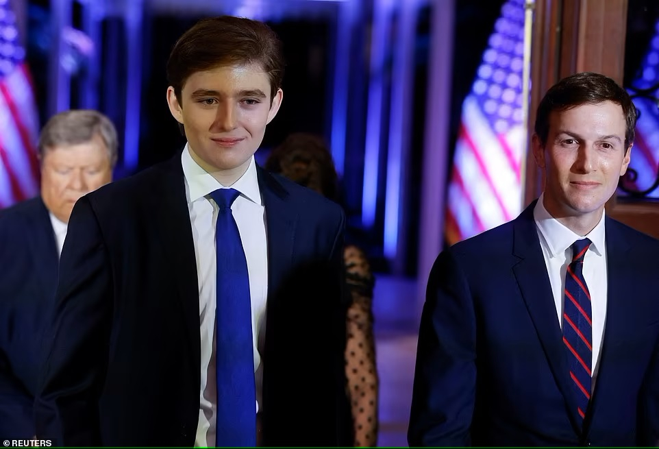 Cậu con trai út Barron Trump bước vào khán phòng với cố vấn thân cận và con rể ông Trump - Jared Kushner
