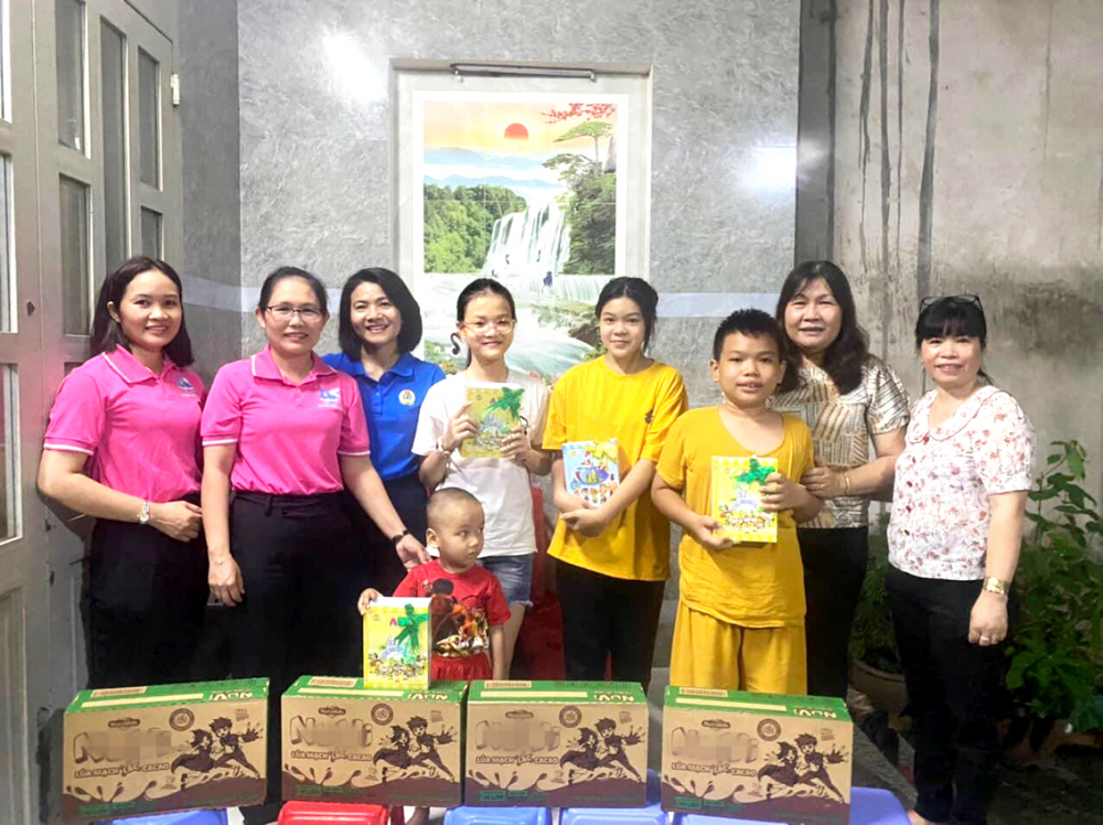 Hội LHPN và Liên đoàn Lao động huyện Hóc Môn thăm và tặng quà cho con em lao động khu nhà trọ