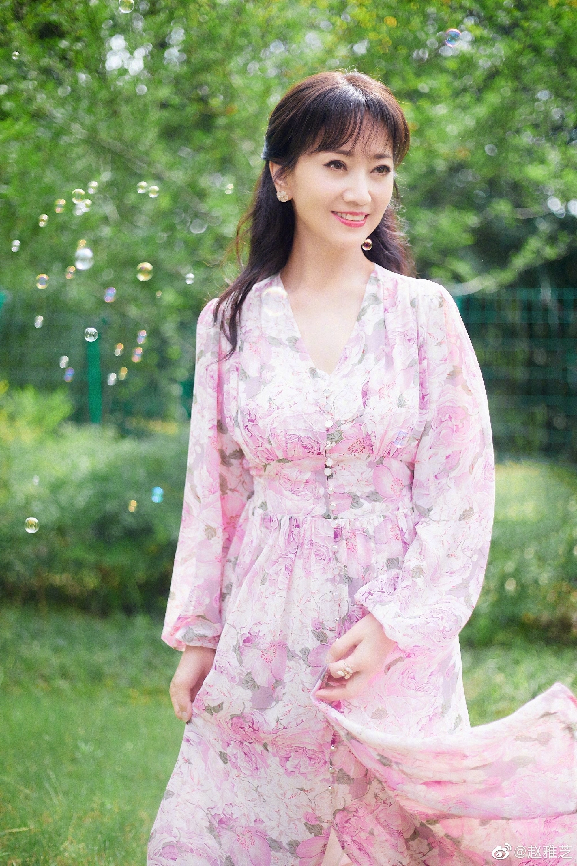 Triệu Nhã Chi yêu thích phong cách thời trang thanh lịch, nữ tính. Những chiếc váy hoa thường giúp bà 'ăn gian' tuổi hiệu quả. 