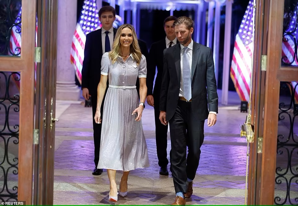 Các con của ông Trump cũng đến dự buổi tuyên bố tranh cử tại khu nghỉ dưỡng của gia đình. Đi đầu là con gái Lara Trump và con trai Eric Trump