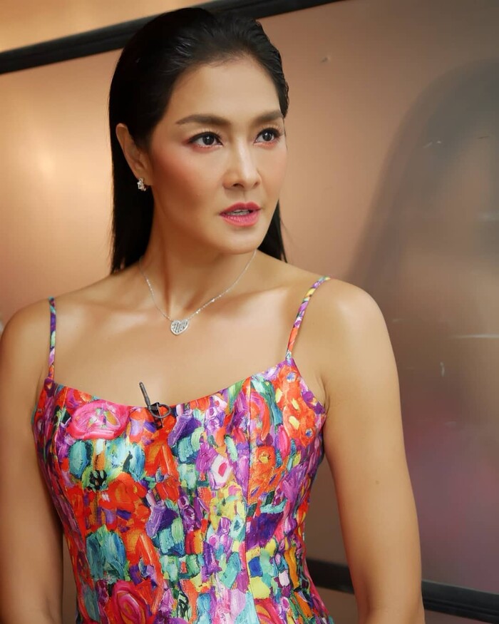 Lukkade Metinee là một Siêu mẫu, Hoa hậu và Diễn Viên gạo cội của làng giải trí Thái Lan. Người đẹp từng đăng quang Miss Thailand World vào năm 1992, sau đó hoạt động trong lĩnh vực thời trang, diễn xuất và được xem là một trong những “tường thành nhan sắc” của Xứ Chùa Vàng.