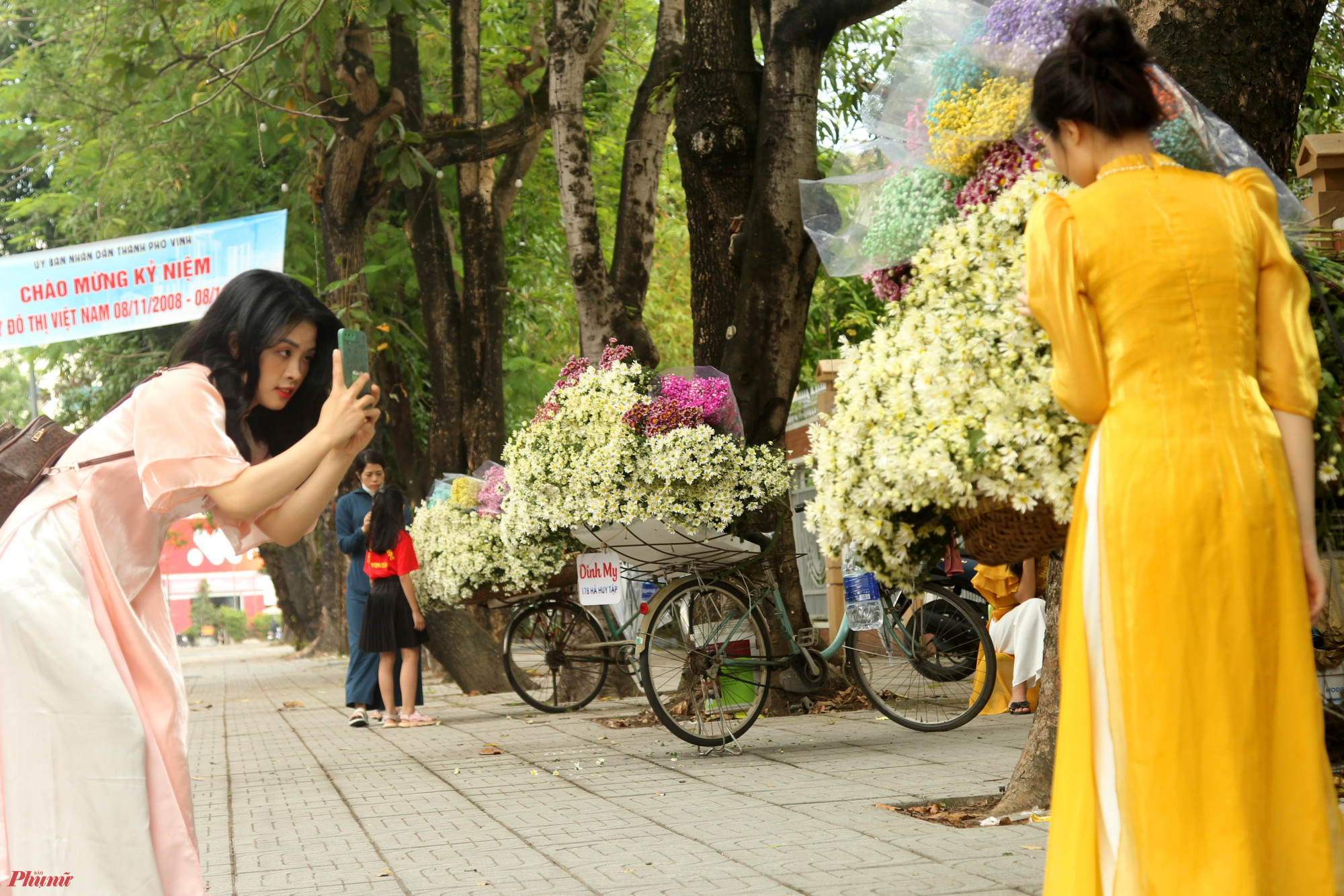 Nhiều ngày qua, dọc tuyến đường Lê Mao, Hồ Tùng Mậu (thành phố Vinh, Nghệ An) xuất hiện nhiều người bán hoa dạo bằng xe đạp. Những chiếc xe đạp cũ kỹ, được chất đầy các loại hoa đủ sắc màu đỗ trên vỉa hè thu hút ánh nhìn của nhiều người đi đường.