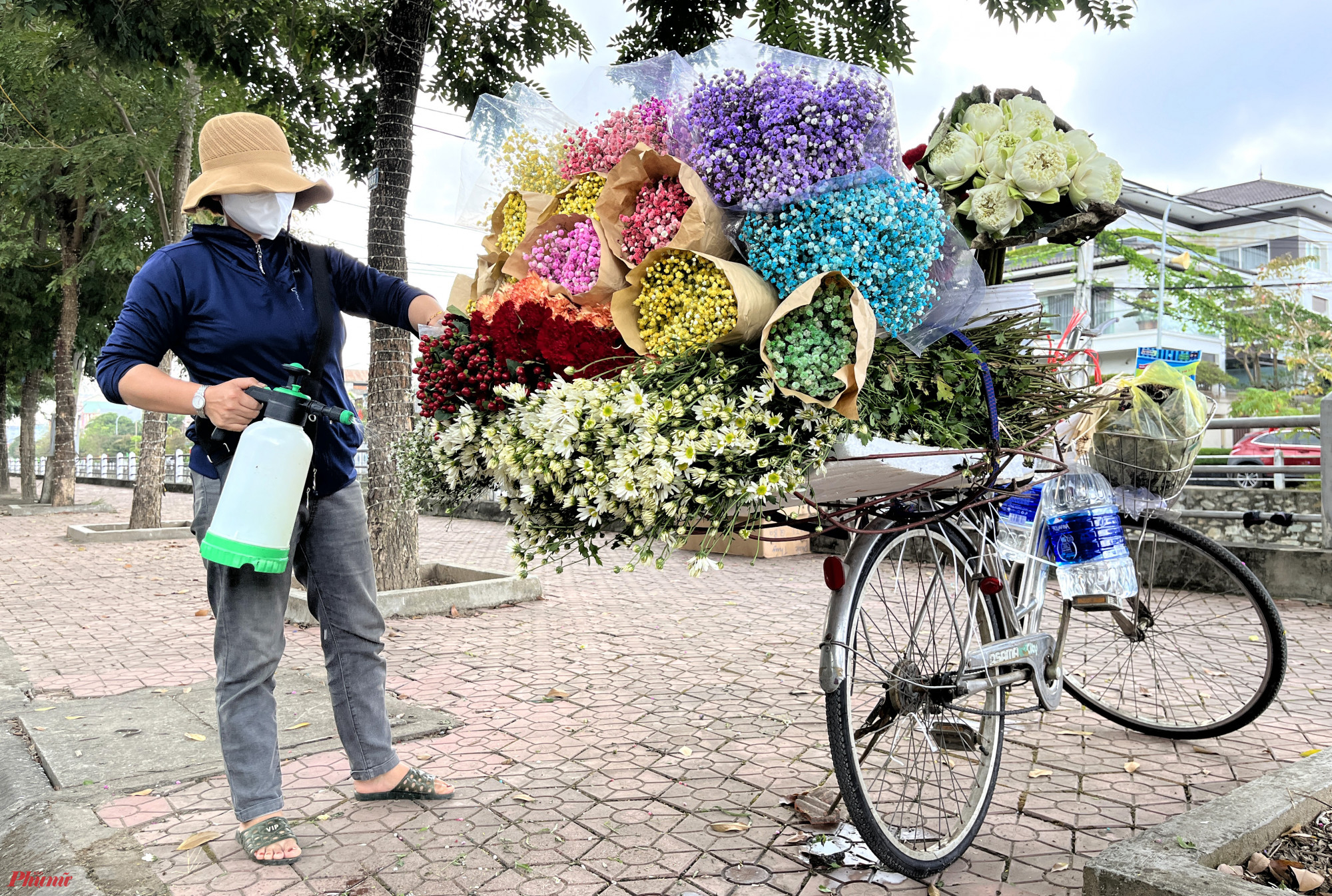 Phần lớn những chiếc xe đạp này đều được trang trí bằng các loại hoa như: Hoa sen, cúc hoạ mi, hướng dương, hoa sao… Tất cả đều được nhập về từ Đà Lạt.