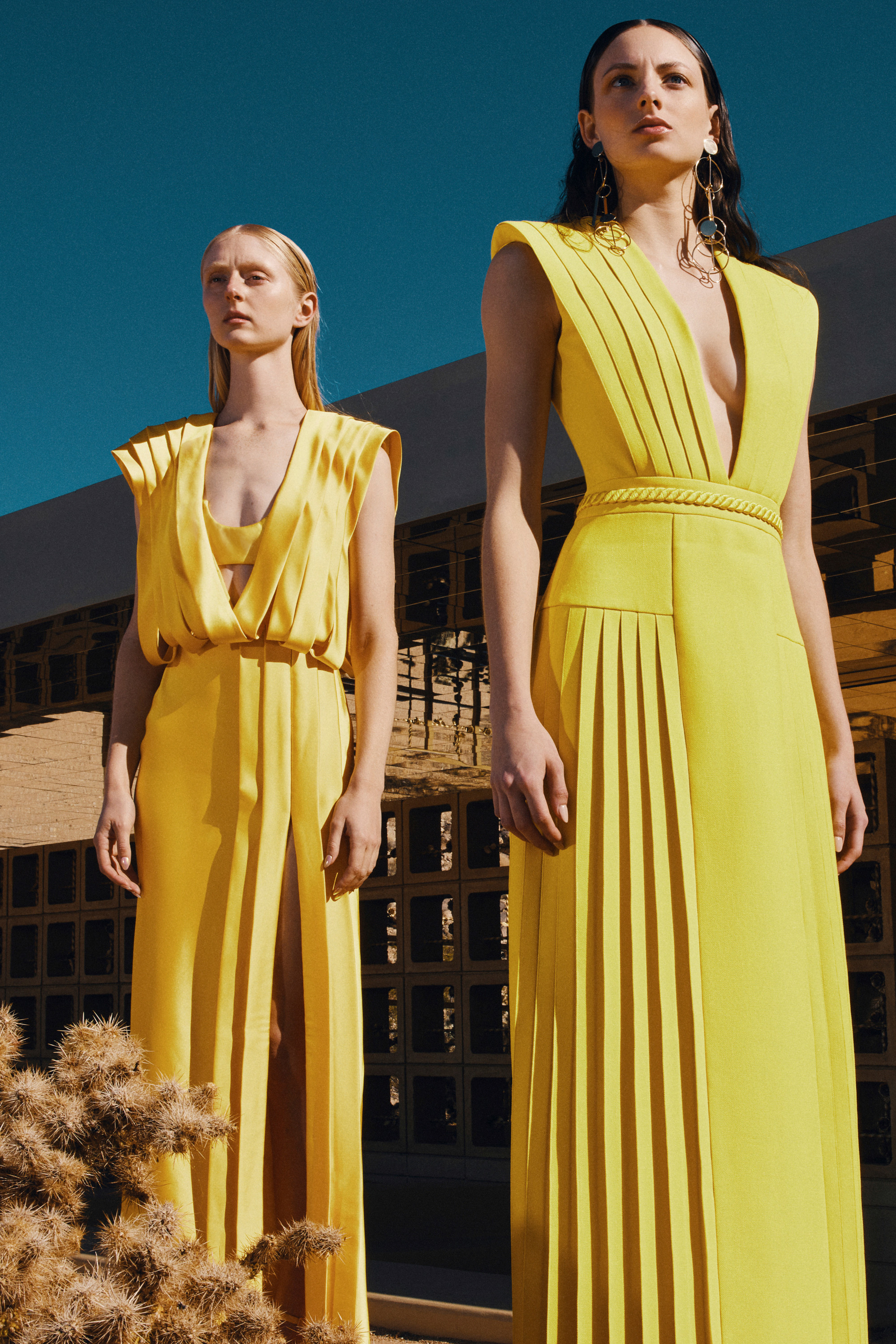 Sắc vàng rực rỡ mang đến vẻ ngoài cuốn hút cho phái đẹp. BST mới của NTK Công Trí đã được đăng tải trên tạp chí Vogue. 