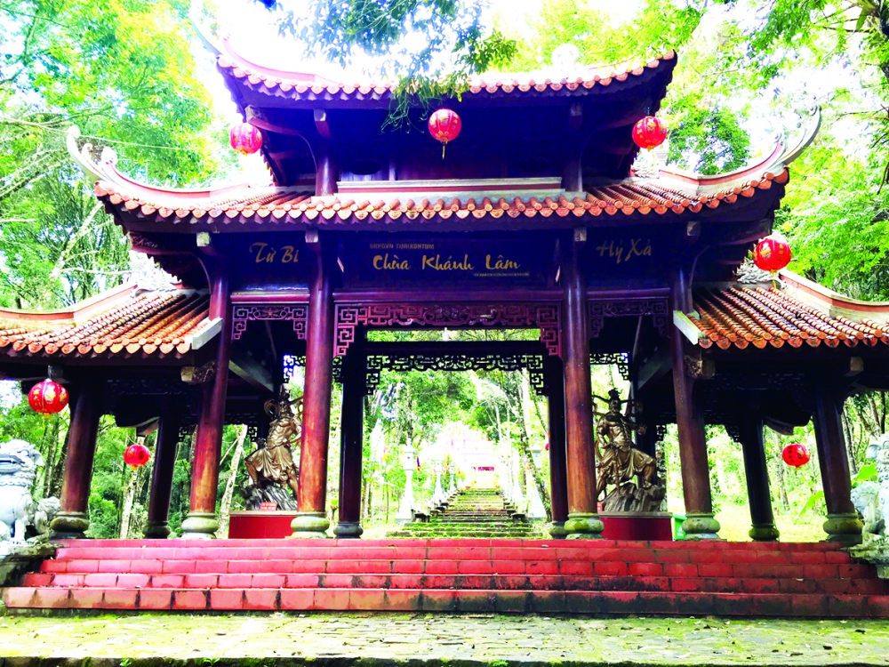 Chùa Khánh Lâm nằm trên đồi cao, xung quanh là rừng xanh ngát