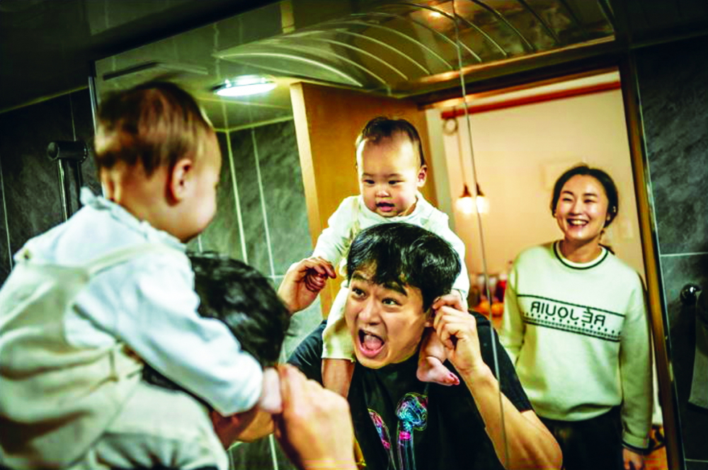 Yun Ji-eun hạnh phúc ngắm chồng và con gái đang chơi đùa - Ảnh: Korea Times 
