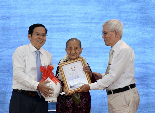 Cụ bà Trần Thị Rồng (96 tuổi) nhận giải Nhất với bài viết Nỗi nhớ thầy, cô khắc sâu như tạc