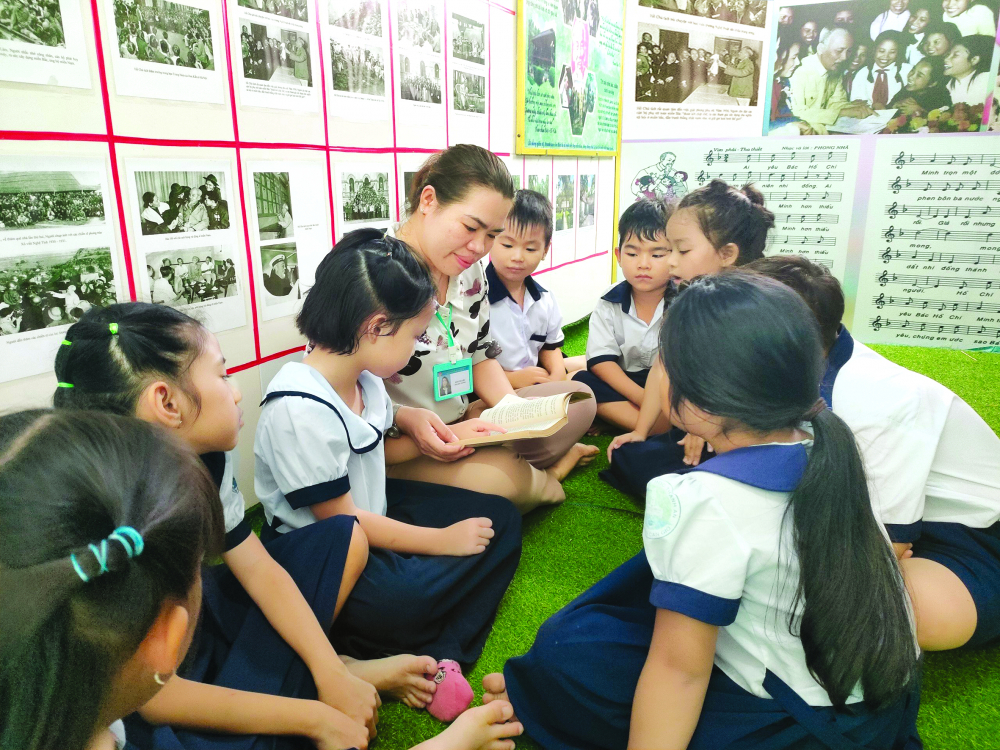 Cô Đinh Thị Liễu đọc sách cùng các em học sinh Trường tiểu học Thạnh An (xã đảo Thạnh An, huyện Cần Giờ, TPHCM) ẢNH: P.T