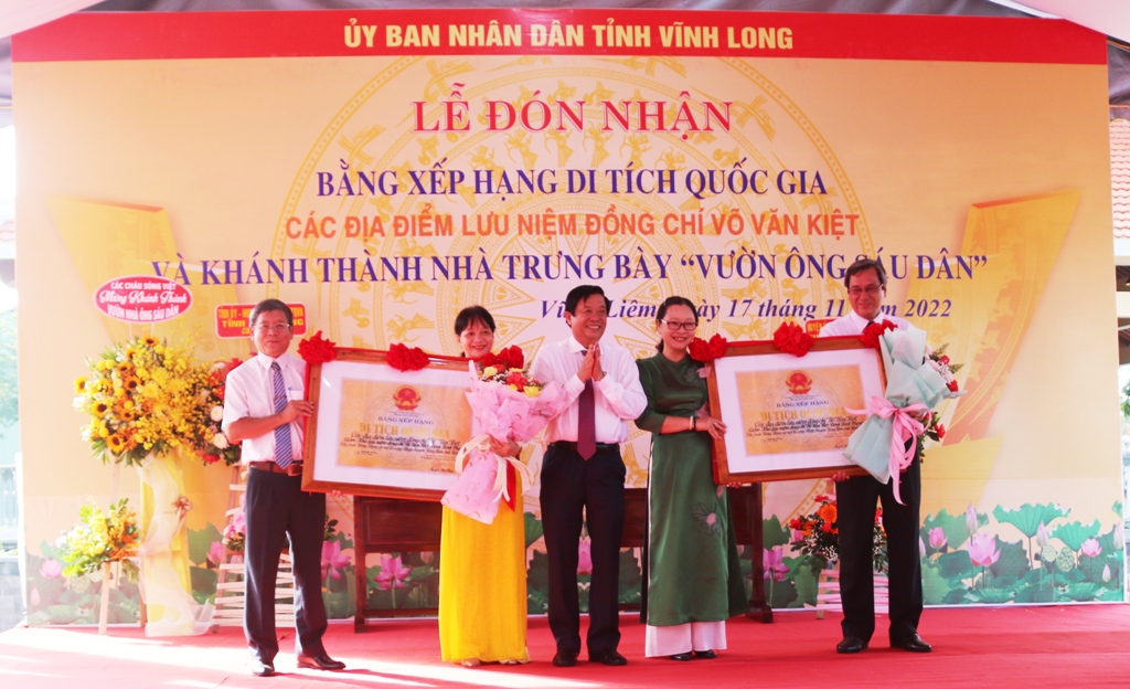Ông Bùi Văn Nghiêm - Bí thư Tỉnh ủy Vĩnh Long trao Bằng xếp hạng di tích Quốc gia các địa điểm lưu niệm đồng chí Võ Văn Kiệt. 