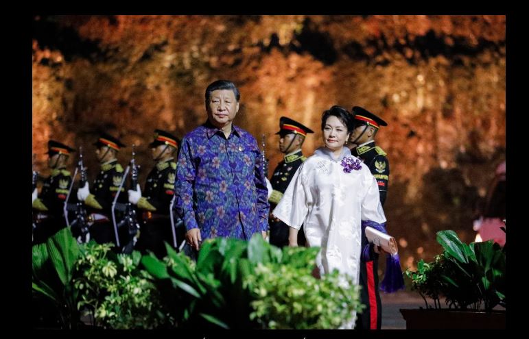 Chủ tịch Trung Quốc Tập Cận Bình trong chiếc áo sơ mi batik màu xanh và phu nhân Bành Lệ Viện tham dự bữa tối chào mừng 