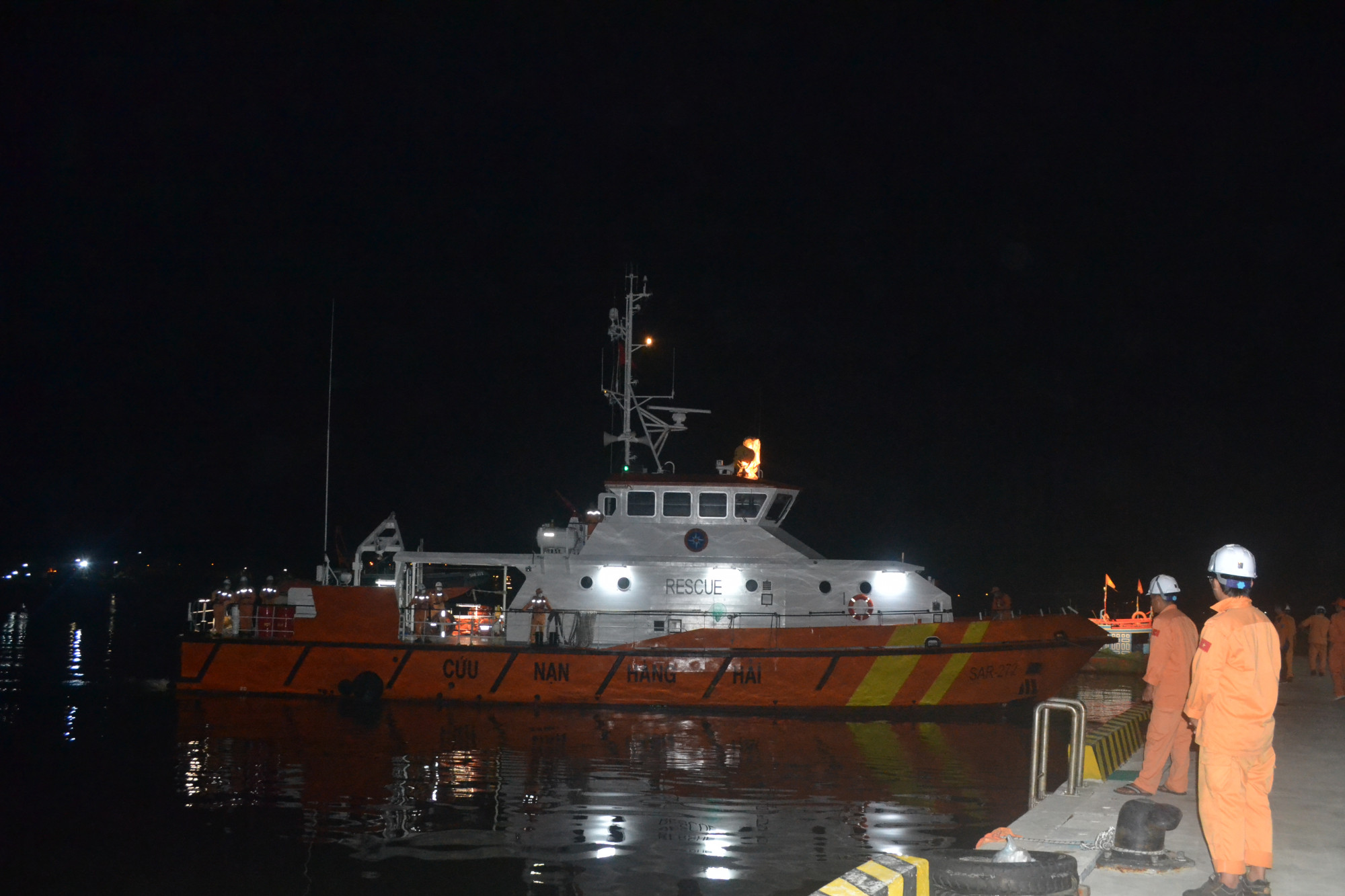 Tàu SAR 272 đưa thuyền viên gặp nạn về bờ an toàn