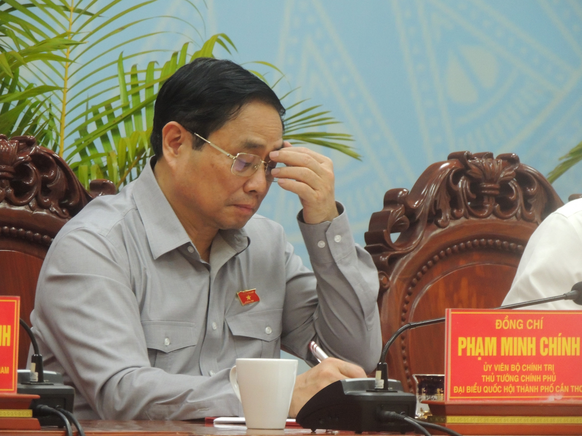 Thủ tướng Chính phủ Phạm Minh Chính lắng nghe, ghi nhận các kiến nghị của cử tri TP Cần Thơ
