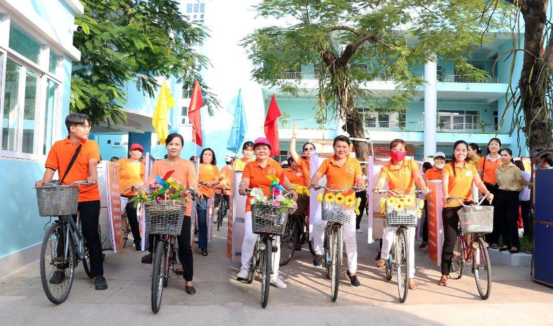 Đoàn diễu hành xe đạp của Hội LHPN quận 10 mang những thông điệp liên quan đến bình đẳng giới - Ảnh: Trang Thư