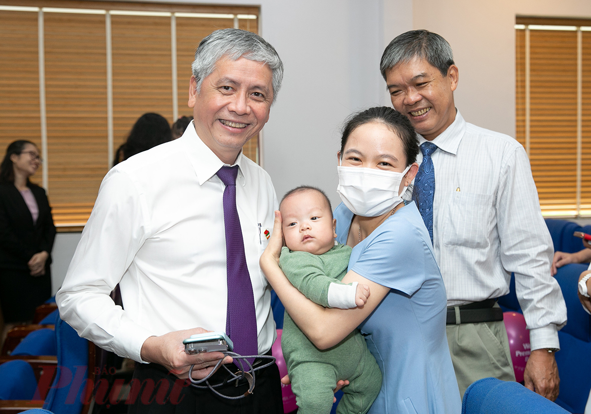 Bác sĩ CK2 Phạm Thanh Hải, Phó giám đốc Bệnh viện Từ Dũ TPHCM chúc mừng một bà mẹ đã thành công cùng con khỏe mạnh