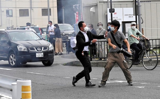 Nghi phạm g Tetsuya Yamagami bị bắt ngay gần hiện trường vụ ám sát cựu Thủ tướng Nhật Bản Abe Shinzo