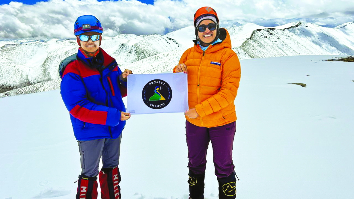 2 phụ nữ chinh phục 1 ngọn núi lạ ở Ấn Độ để gây quỹ cho dự án giáo dục trẻ em gái - ẢNH: CNN