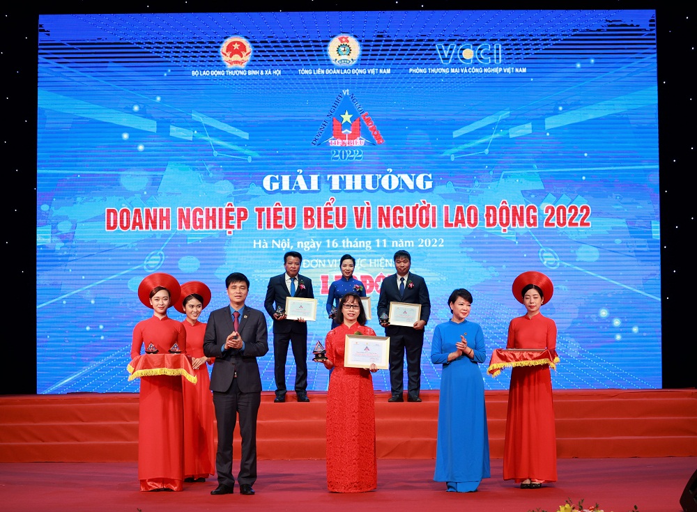 Phó giám đốc Hà Hòa Bình đại diện Công ty Vedan nhận bằng khen từ ban tổ chức - Ảnh: Hải Nguyễn