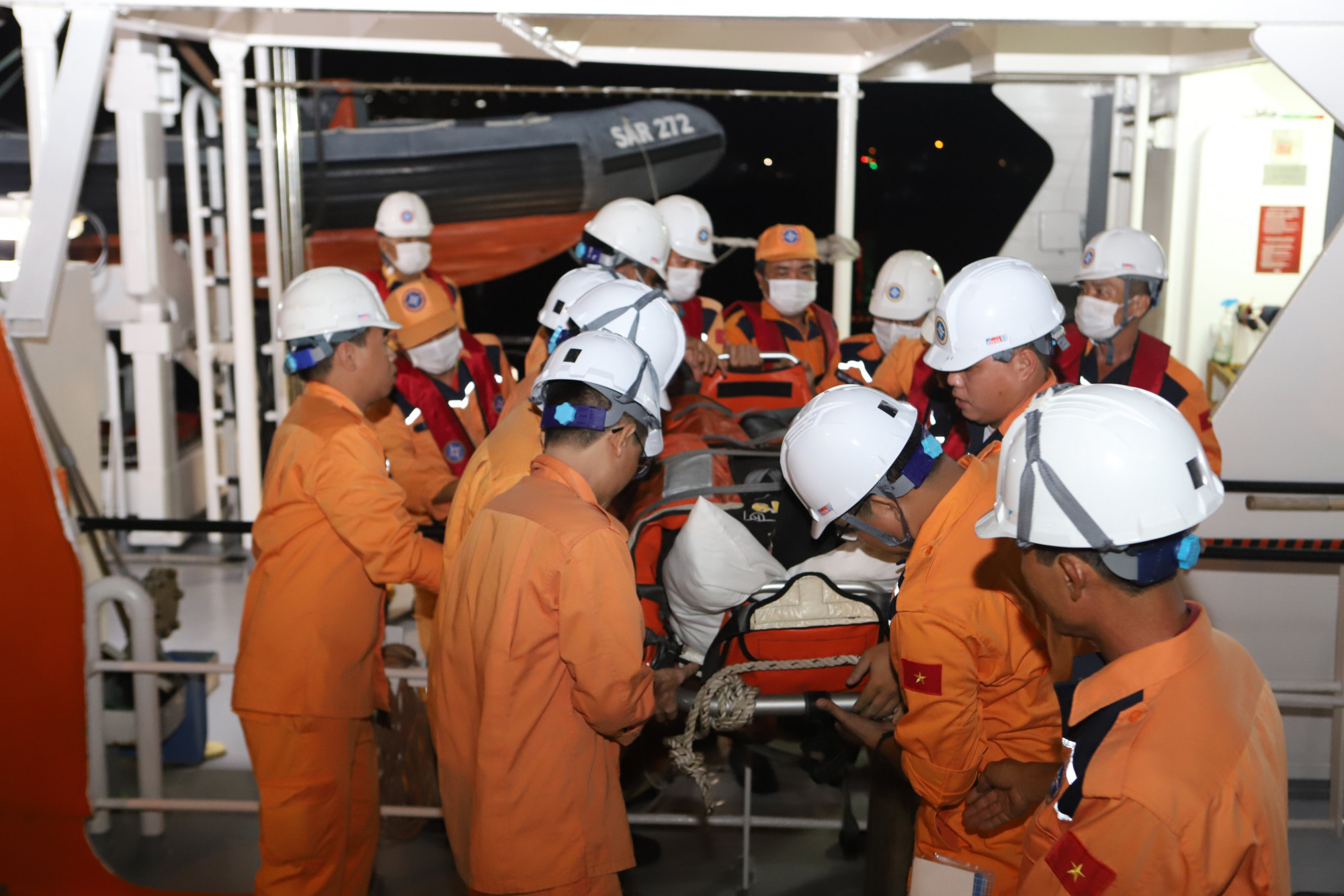 Lực lượng cứu nạn đưa thuyền viên bị gãy chân do tai nạn lao động về đến TP. Nha Trang, tỉnh Khánh Hòa để đưa đi điều trị