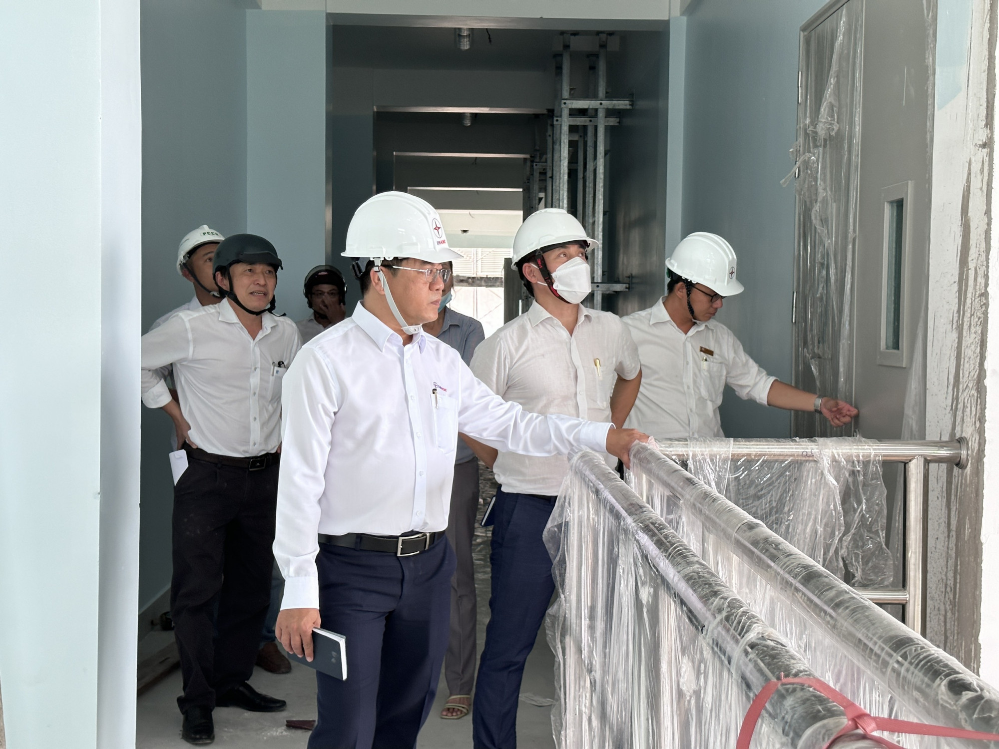Phó tổng giám đốc EVNHCMC Bùi Hải Thành trực tiếp thị sát công trường xây dựng TBA 220/110kV Tân Cảng - Ảnh: EVNHCMC