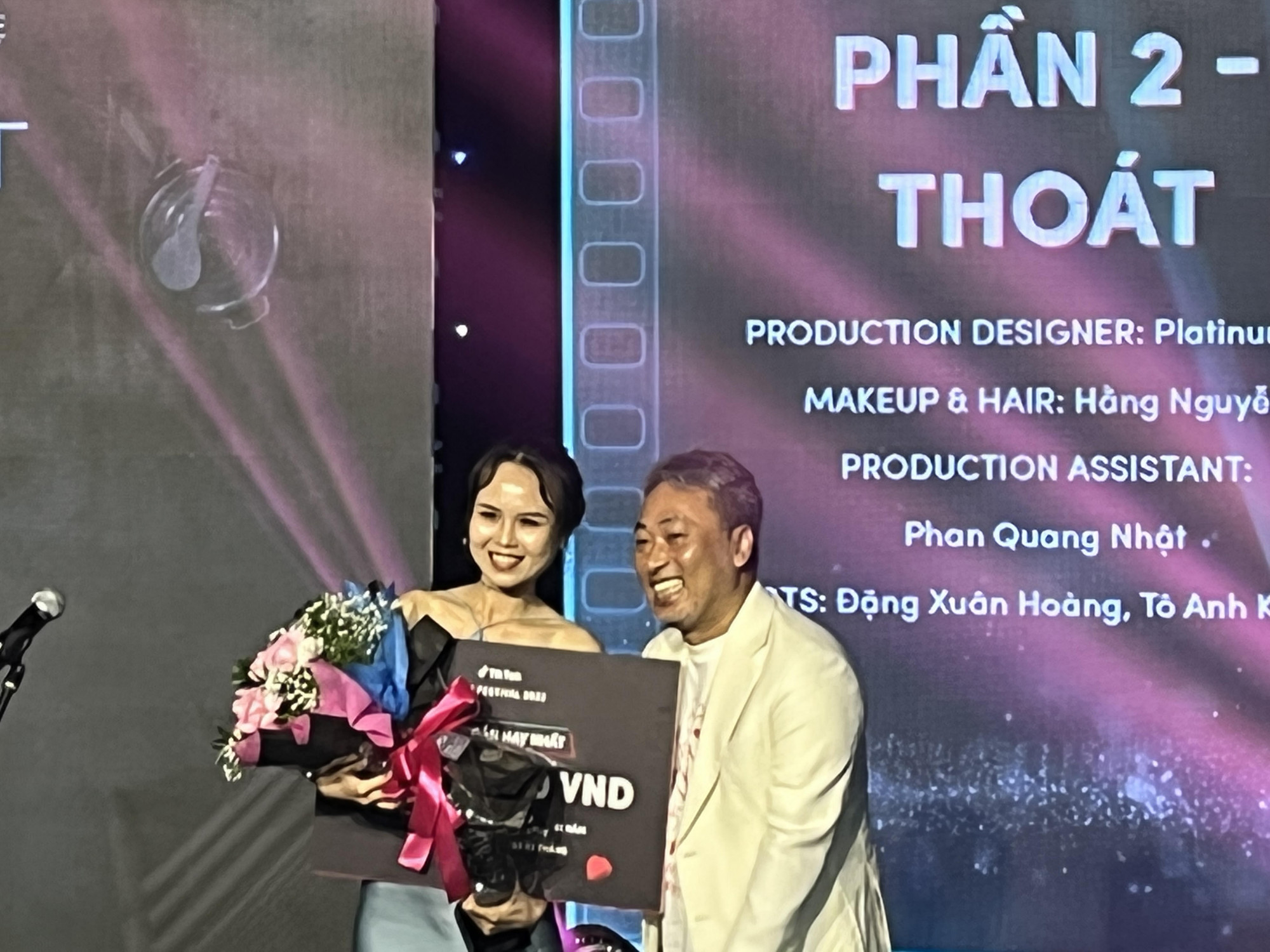 Đạo diễn-nhà sản xuất NGuyễn Quang Dũng trao giải cho Nguyễn Thị Bích Huyền 